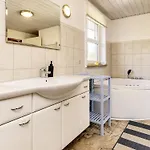 6 Person In Hals-by Traum Hals