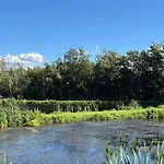 6 Person In Hals-by Traum