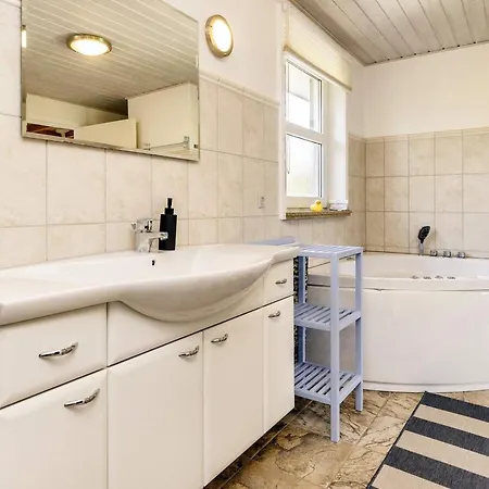 6 Person In Hals-by Traum Hals